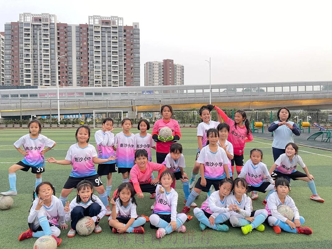 “女足校园行”走进呼家楼中心小学